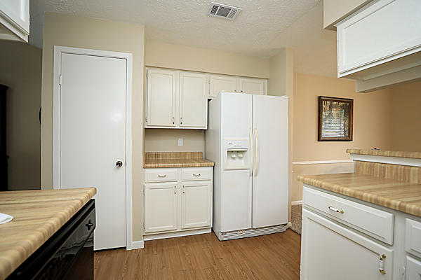 6822 River Mill Dr kitchen